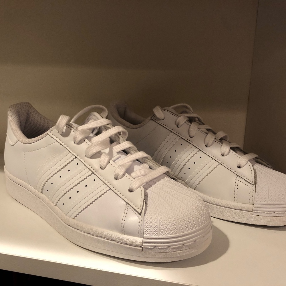 ADIDAS SUPERSTAR LADIES SNEAKER SIZE 7 NEW WITHOUT TAGS